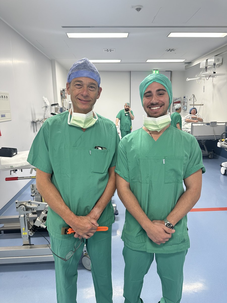 Alexandros Papadopoulos with Prof. Dr. Peter Vajkoczy in the operating room at Charité – Universitätsmedizin Berlin